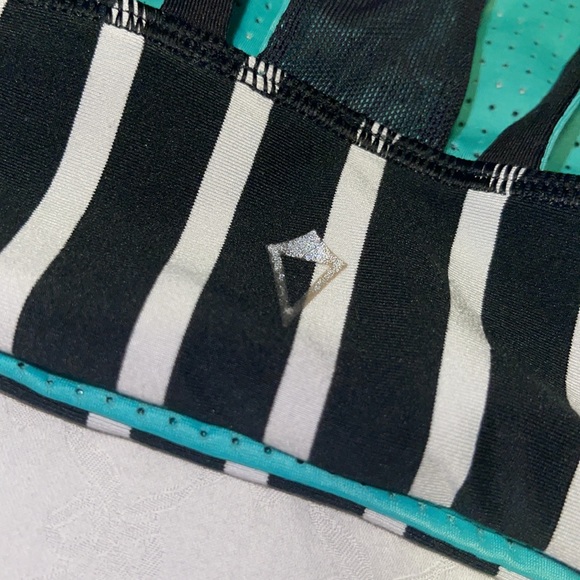 Ivivva Girls Size 10 stripped workout bra - Picture 5 of 9